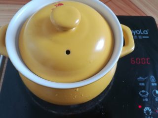 11、清甜马蹄丸子,盖上砂锅盖子，大火烧开（冷水上锅煮)