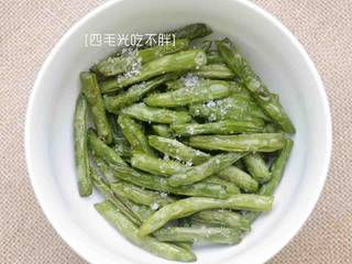8、干煸四季豆,可适当撒几粒盐保持四季豆色泽；