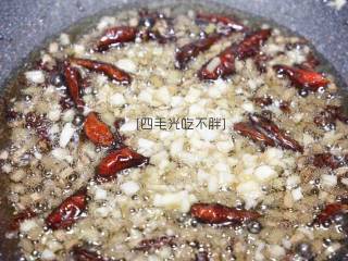 9、干煸四季豆,锅内留底油，先将花椒投入炒制微黑时放干辣椒、生姜沫、大蒜沫炒香；