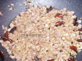 10、干煸四季豆,倒入入猪肉沫炒出香味；