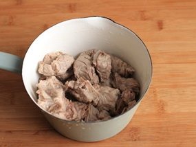 2、排骨蛤蜊,排骨斩块后，在锅中焯五分钟后捞出，用冷水洗净浮沫。
