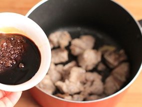 4、排骨蛤蜊,倒入调好的酱料（生抽、黄豆酱、蚝油和糖）。