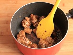 5、排骨蛤蜊,翻炒至酱香味飘出；