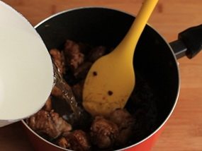 6、排骨蛤蜊,倒入适量水，水量没过排骨为宜。