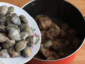 7、排骨蛤蜊,水开后，转小火煮30分钟左右，倒入蛤蜊；