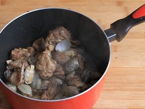 8、排骨蛤蜊,翻炒几下，蛤蜊就开壳了。