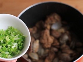 10、排骨蛤蜊,撒葱花，快速关火装盘。