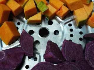 1、水晶南瓜饼,南瓜，紫薯分别去皮洗净，切小块，放入蒸锅。（注意中间隔开一点，以免颜色互染）