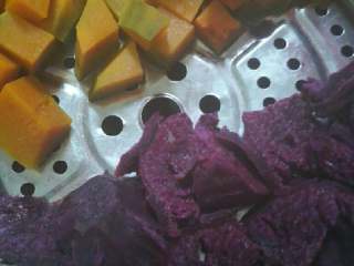 2、水晶南瓜饼,大火蒸15分钟左右。