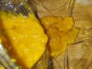 4、水晶南瓜饼,南瓜放入料理机打成泥。