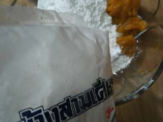 5、水晶南瓜饼,加入糯米粉，澄粉，面粉搅拌均匀（喜欢甜可以加一点白糖，我不喜欢太甜所以没加粉不要一次加完，一边搅拌一边加）。