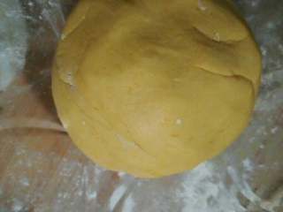 6、水晶南瓜饼,一边加粉一边搅拌，差不多成雪花絮用手揉成面团。