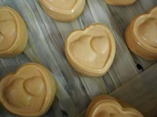 8、水晶南瓜饼,把做好的南瓜饼，放入铺有玉米壳的蒸锅里。（放入新鲜的玉米壳蒸有一股淡淡的清香味，也可以直接在屉上摸一点油）。