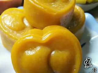 9、水晶南瓜饼,大火蒸15 分钟，（关火别马上打开锅盖）再焖5分钟即可。