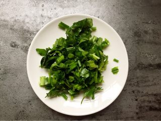 7、口水鸡,切成小段备用。