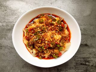 11、口水鸡,将调好的料汁均匀淋在鸡肉上。