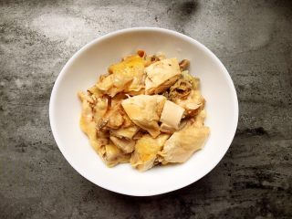 10、口水鸡,煮好的鸡肉切好放入碗中。