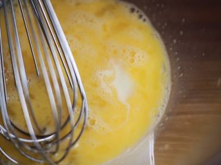 7、金沙奶黄月饼,接着倒入炼乳搅拌