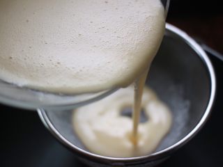 15、金沙奶黄月饼,我们将蛋糊过筛一次