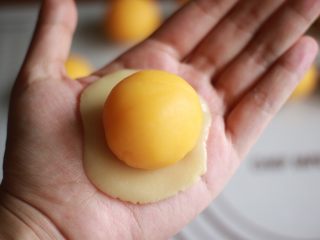 22、金沙奶黄月饼,放上奶黄馅
