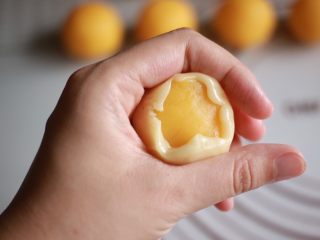 23、金沙奶黄月饼,像包汤圆一样收口
