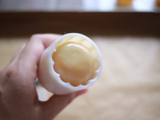 25、金沙奶黄月饼,放入压模中
