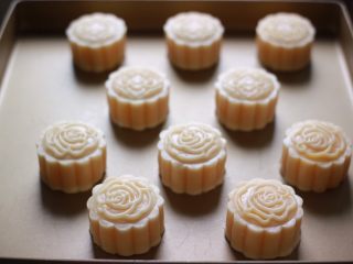 29、金沙奶黄月饼,然后放进烤箱。190度烤5分钟定型