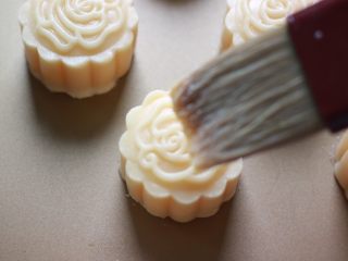 31、金沙奶黄月饼,只要非常轻的抹薄薄的一层蛋液即可