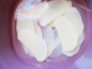 2、水煮肉片,土豆去皮且干净切成片泡在水里防止氧化