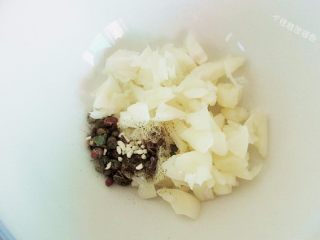 5、水煮肉片,蒜切成蒜末,加上麻椒、花椒放在碗里