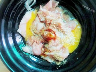 7、水煮肉片,加入酱油,料酒,糖,胡椒粉,鸡蛋,抓拌均匀。