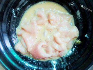 8、水煮肉片,在放入一勺淀粉,用手抓均匀,使之上浆