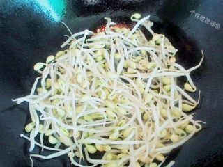 9、水煮肉片,锅中倒入少许油放入豆芽翻炒片刻。