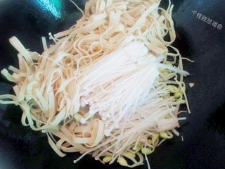 10、水煮肉片,再加入金针菇、千张继续翻炒至熟关火。