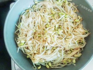 11、水煮肉片,把食材盛入另一个容器里备用。