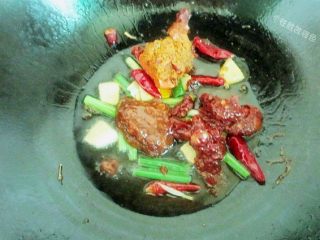 13、水煮肉片,加入豆瓣酱和火锅底料、一勺黄豆酱炒出红油出香。