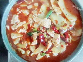 18、水煮肉片,煮好的肉片盛入黄豆芽容器中