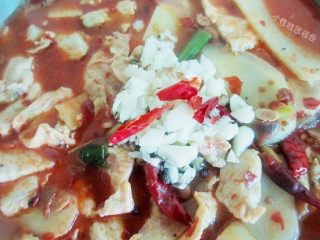 19、水煮肉片,放上之前准备好的蒜末、麻椒和花椒