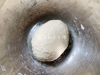 4、冬至美食 培根蘑菇披萨,最后,把面粉揉成一个三光的面团,放在温暖处发酵。