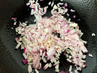 6、冬至美食 培根蘑菇披萨,锅里放适量的油,先把洋葱丁放入,煸炒至出香味。