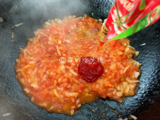 8、冬至美食 培根蘑菇披萨,炒至番茄都变成糊糊了,加入番茄沙司,翻炒均匀。