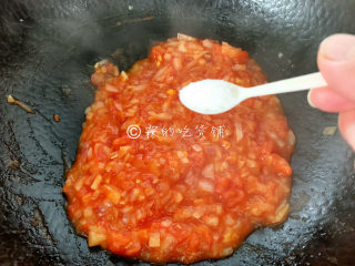 9、冬至美食 培根蘑菇披萨,再加入盐,喜欢的话,还可以加入些黑胡椒粉,炒匀后出锅。