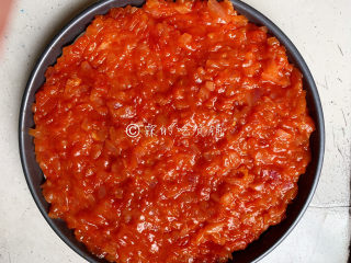 13、冬至美食 培根蘑菇披萨,随后,把披萨酱均匀的铺在饼皮上。