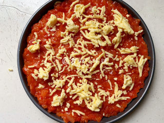 14、冬至美食 培根蘑菇披萨,先撒上一层马苏里拉。