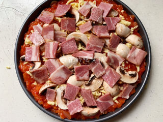 15、冬至美食 培根蘑菇披萨,再把培根和蘑菇片放上。