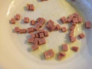 7、法式吐司砂锅（Casserole ）,用少许黄油将小火腿丁煎香，表面有点微微变色发黄即可
