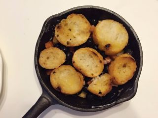 11、法式吐司砂锅（Casserole ）,上面再添加另一层的法棍面包片