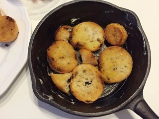 9、法式吐司砂锅（Casserole ）,将准备好的半份法棍面包片铺在焗碗作底