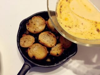 12、法式吐司砂锅（Casserole ）,倒入牛奶和鸡蛋的混合物