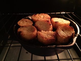 13、法式吐司砂锅（Casserole ）,放入预热好的烤箱，180度，15分钟左右，直至鸡蛋液凝固